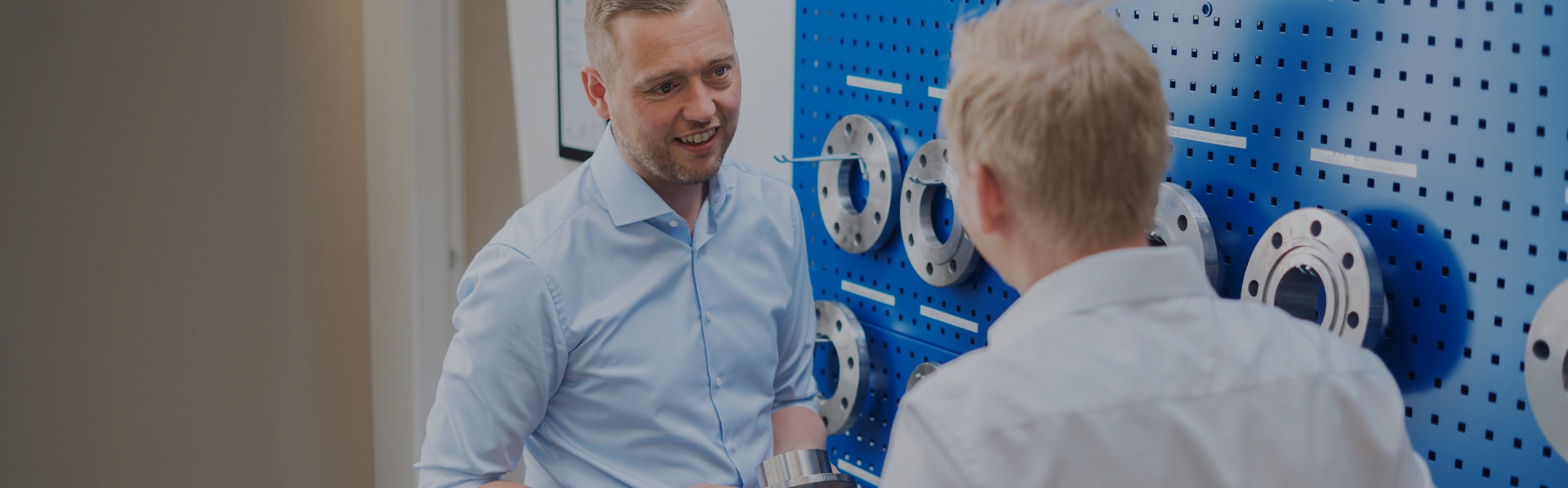 En sælger og en kunde taler om flanger